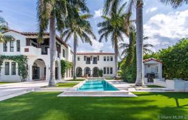 Просторная вилла с задним двором, бассейном, летней кухней, зоной отдыха, террасой и тремя гаражами, Майами-Бич, США за $13 800 000