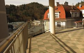Меблированные апартаменты с террасой с видом на город, лес и горы, Карловы Вары, Чехия за 873 000 €