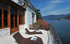Вилла в классическом стиле прямо на берегу озера Комо в Мольтразио, Ломбардия, Италия за 6 800 € в неделю
