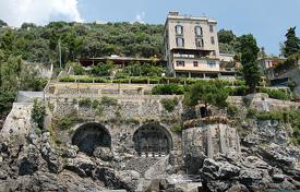 Просторная историческая вилла с выходом на пляж, бассейном и парковкой, Амальфи, Италия за 19 000 € в неделю