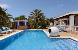 Элегантная вилла с гостевым домом, видом на горы и море, рядом с пляжем, Ибица, Испания за 5 800 € в неделю