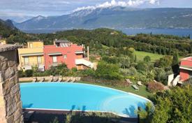 Пентхаус с изумительным видом на озеро в Тосколано-Мадерно, Ломбардия, Италия за 530 000 €