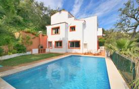 Просторная семейная вилла с частным садом, бассейном, террасами и гаражом, Марбелья, Испания за 850 000 €