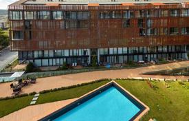 Светлая квартира в жилом комплексе с бассейном и тренажерным залом, Стамбул, Турция за $308 000