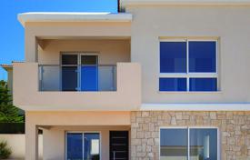 Уютная вилла с балконом, видом на море и садом в современной резиденции, недалеко от городского центра, Героскипоу, Пафос, Кипр за 378 000 €