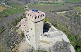 Отреставрированный замок с панорамным видом на долину, Пассиньяно-суль-Тразимено, Италия за 2 300 000 €