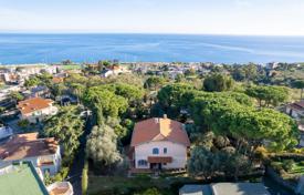 Вилла с садом и видом на море в нескольких шагах от центра Сан-Ремо за 1 400 000 €