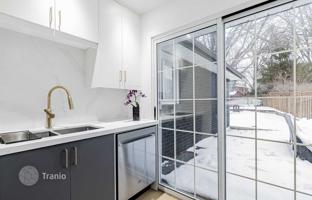9-комнатный дом в Норт-Йорке за C$2 280 000