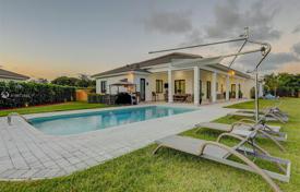 Комфортабельная вилла с задним двором, бассейном, патио, террасой и гаражом, Майами, США за $1 875 000