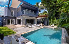 Комфортабельная вилла с задним двором, бассейном, террасой и парковкой, Майами, США за 2 473 000 €