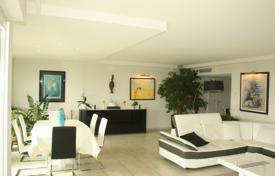 Современные апартаменты в жилом доме, с панорамным видом на море и мыс Антиб, просторной террасой, всего в 10 минутах от пляжа, Жуан-ле-Пен за 1 190 000 €