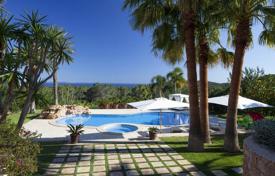 Вилла с террасой, бассейном и живописным видом на море в окружении сада, на холме, между городами Порроиг и Эс-Кубельс, на Ибице за 14 600 € в неделю