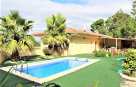 Двухэтажная вилла с бассейном, садом и двумя отдельными апартаментами рядом с пляжем и центром Льорет‑де-Мар, Испания за 426 000 €
