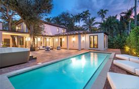 Просторная вилла с задним двором, бассейном, зоной отдыха, террасой и гаражом, Корал Гейблс, США за $2 295 000