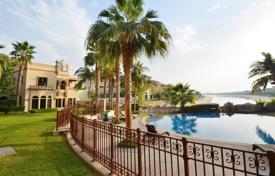 Просторная вилла с террасой, бассейном, видом на море и частным пляжем, недалеко от поля для гольфа, Пальма Джумейра, Дубай, ОАЭ. Цена по запросу