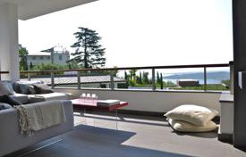 Высококачественный пентхаус с большой террасой и джакузи в красивом жилом комплексе с бассейном, Паденге-суль-Гарда, Италия за 1 200 000 €