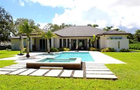 Комфортабельная вилла с задним двором, бассейном со спа, двумя террасами и гаражом, Майами, США за $2 500 000