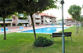Двухуровневый пентхаус с террасами в высококачественной резиденции с садом и бассейном, рядом с пляжем, в престижном районе Льорет‑де-Мар за 610 000 €