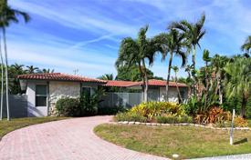 Уютная вилла с задним двором, бассейном, гаражом и террасой, Майами, США за $900 000