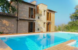 Каменная трехэтажная вилла с бассейном и садом, Сиена, Тоскана, Италия за 680 000 €