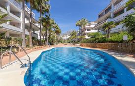 Комфортабельные апартаменты с парковкой и террасой в жилом комплексе с бассейнами и садами, Марбелья, Испания за 570 000 €