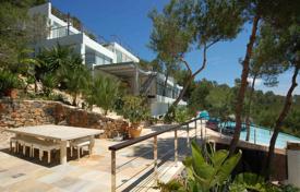 Трехэтажная белоснежная вилла с видом на море в центре Ибицы, Испания за 25 600 € в неделю