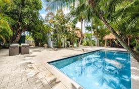 Комфортабельная вилла с задним двором, бассейном, летней кухней, зоной отдыха и гаражом, Майами, США за $1 490 000