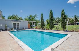 Комфортабельная вилла с задним двором, бассейном, террасой и гаражом, Майами, США за $1 800 000