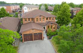 Дом в городе в Скарборо, Торонто, Онтарио,  Канада за C$1 875 000