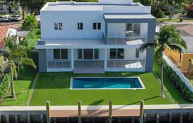 Просторная вилла с задним двором, бассейном, террасами и гаражом, Майами, США за $2 390 000