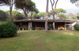 Классическая вилла с садом на территории соснового парка, в 350 метрах от моря, Роккамаре, Италия за 7 400 € в неделю