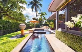 Уютная вилла с садом, задним двором, бассейном и зоной отдыха, Майами-Бич, США за 1 843 000 €