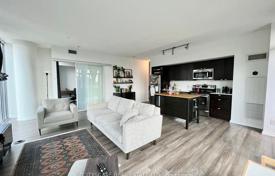 Квартира в Квинсвей, Торонто, Онтарио,  Канада за C$969 000