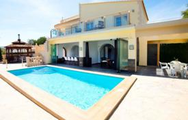 Меблированная вилла с видом на море, террасой, садом, гаражом и бассейном, Кальпе, Испания за 450 000 €