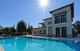 Вилла премиум класса с бассейном и джаузи во всемирно известной резиденции с гольф-клубом и собственным оборудованным пляжем, Пафос, Кипр за 3 200 € в неделю