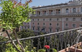 Аренда роскошного меблированного пентхауса с просторной террасой в центре Рима, Италия. Цена по запросу
