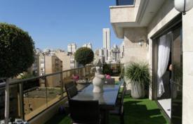 Современные дуплекс-апартаменты с террасой и видом на город в светлой резиденции, Нетания, Израиль за $756 000