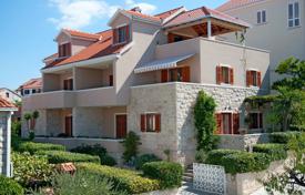 Современный жилой дом с видом на море и ухоженным садом, недалеко от пляжа, Брач, Сплитско-Далматинская жупания, Хорватия за 990 000 €