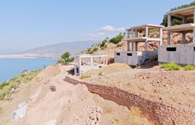 Три недостроенных дома с большим участком и видом на море в Каламате, Пелопоннес, Греция за 710 000 €