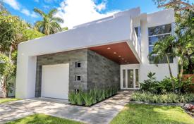 Шикарная вилла с задним двором, бассейном, террасой и гаражом, Майами, США за $1 980 000