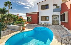 Трехэтажная меблированная вилла с бассейном и видом на море в Канделарии, Тенерифе, Испания за 485 000 €