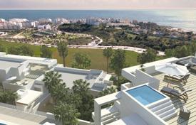 Новые апартаменты с террасой, парковкой и видом на море в жилом комплексе с садом, бассейном и тренажерным залом, Эстепона, Испания за 341 000 €