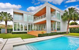 Просторная вилла с задним двором, бассейном, террасами и двумя гаражами, Ки-Бискейн, США за $3 800 000