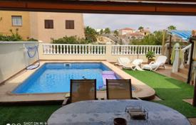 Двухэтажная вилла с бассейном и гаражом в Торревьехе, Аликанте, Испания за 350 000 €