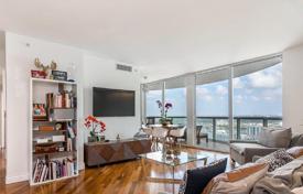 Уютные апартаменты с террасой и видом на океан в современной резиденции с бассейном, на первой линии от пляжа, Майами Бич, Майами, США за $793 000