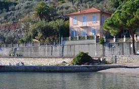 Вилла с бассейном, садом и панорамным видом в 50 метрах от моря, Портовенере, Италия за 8 600 € в неделю