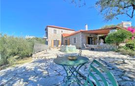 Меблированный дом с просторными и светлыми комнатами, с видом на море и горы, Каламата, Греция за 800 000 €