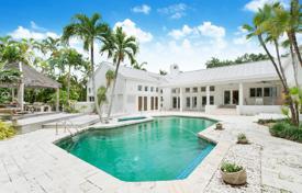 Современная вилла с задним двором, бассейном, гаражом и террасой, Корал Гейблс, США за 2 993 000 €