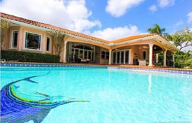 Роскошная вилла с большим участком, бассейном, гаражами и террасой, Майами, США за 1 655 000 €