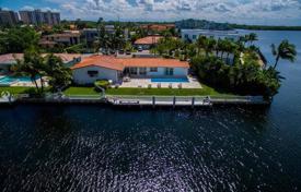 Уютная вилла с задним двором, бассейном, зоной отдыха и парковкой, Майами-Бич, США за $2 000 000